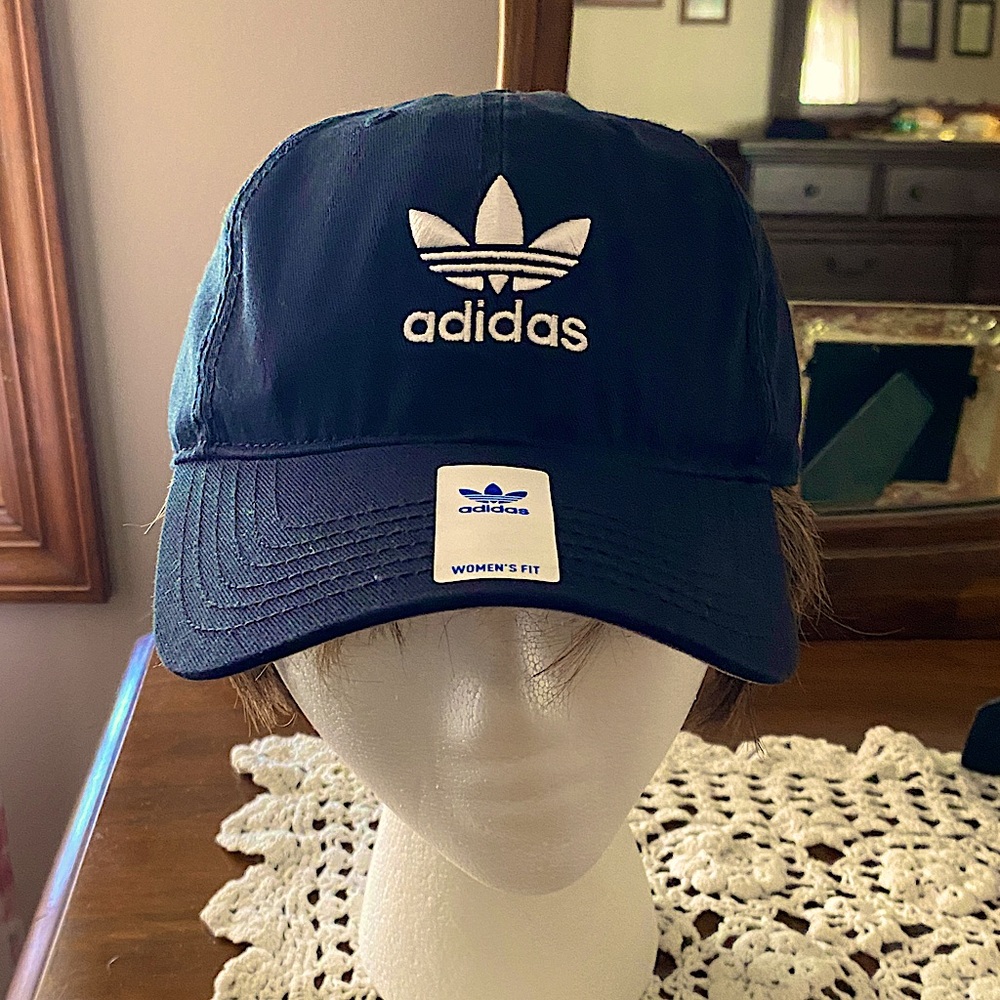 Adidas/ NWT- Women's Black Logo with a FREE bracelet, earrings, or hair pins💯🙏🏻